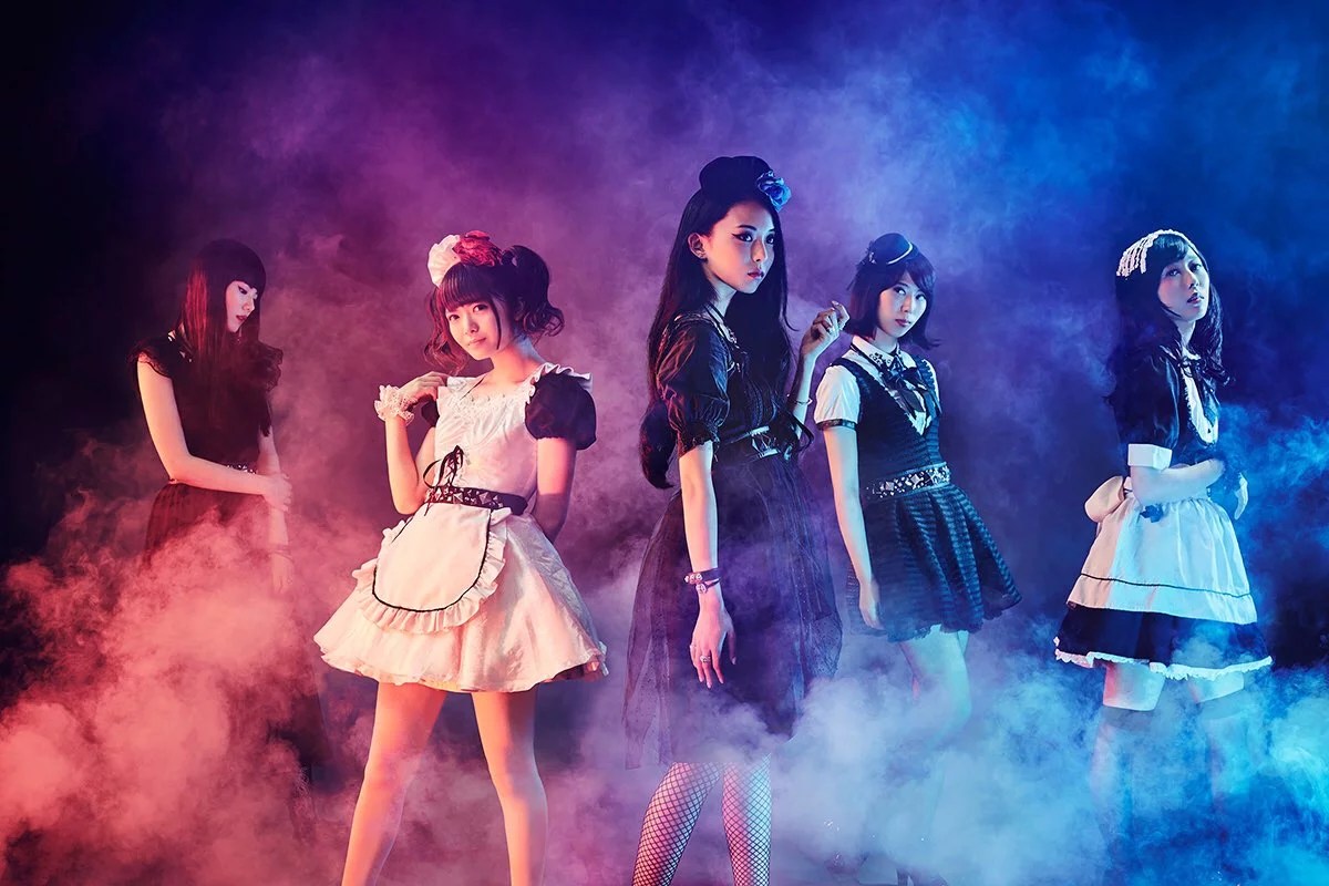 BAND-MAID ORIGINAL DENIM 01 34インチ　美品 A imagem e estilo musical de Band-Maid, icônica banda de Heavy