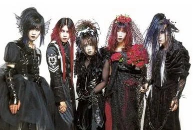 Dir en grey em 1997, apresentando um estilo visual que mais tarde influenciaria grupos modernos de Visual kei.