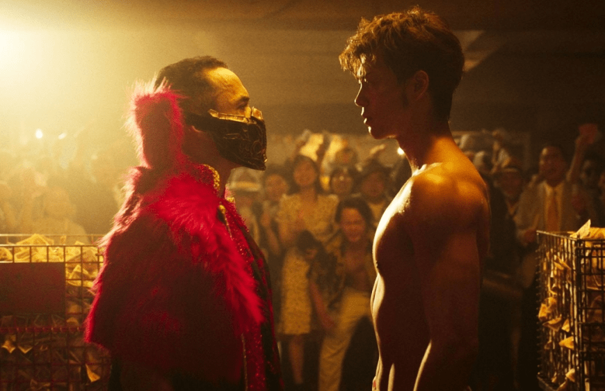 Ryoma Takeuchi (à direita) foi escalado perfeitamente como Kazuma Kiryu, um personagem de fisicalidade impermeável ao estilo Jack Reacher na nova série da Amazon Prime, "Like a Dragon: Yakuza". | © 2024 Amazon Content Services LLC ou suas Afiliadas.