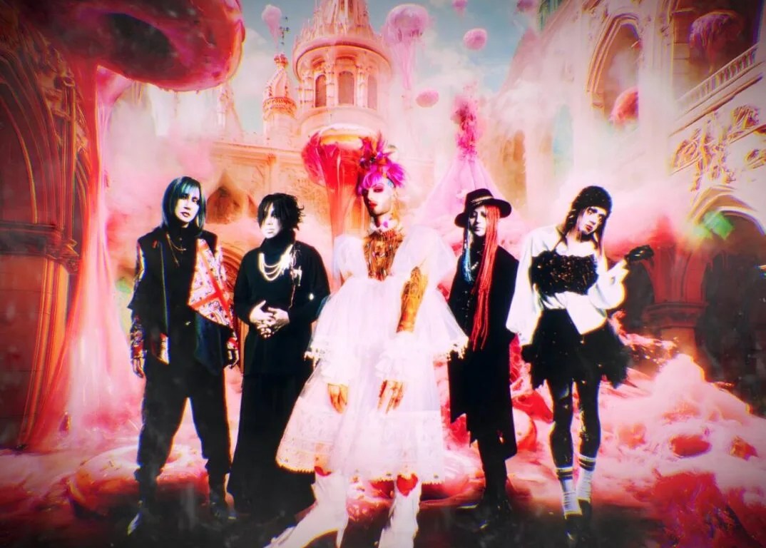 Na nova foto do artista para “DOMINUS” do sukekiyo, o vocalista Kyo é substituído por um modelo de IA, no centro.